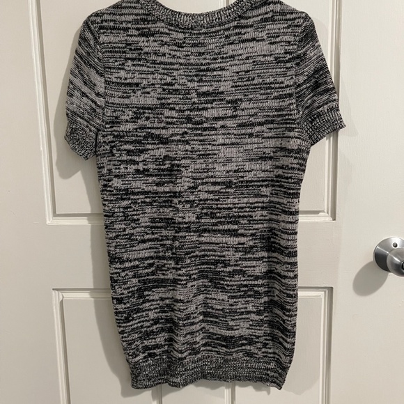 Black & White High Low Knit Top - Picture 2 of 5